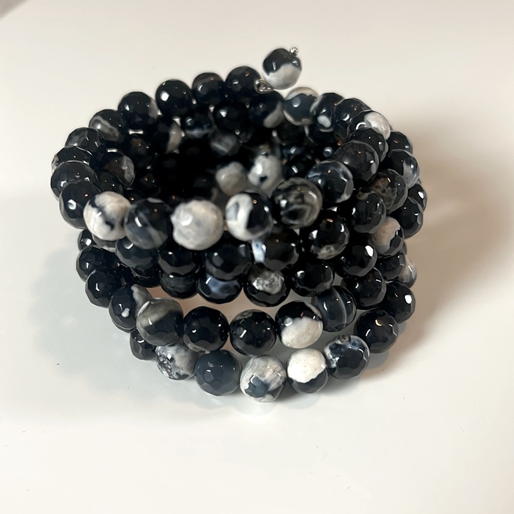 SAVVY CIE BLACK & IVORY AGATE COIL WRAP BRACELET - Picture 4 of 4